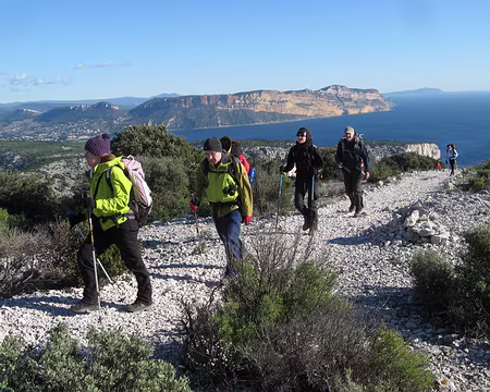 PXL033 Au fond, Cassis et le Cap Canaille