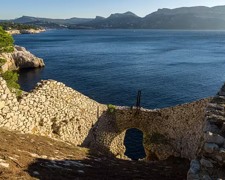 MCCb Baie de Cassis et anciennes trémies (entonnoirs avec poulies destinés à charger les pierres dans les bateaux)