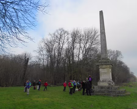 PXL000 Au milieu du XVIIIè siècle, le Seigneur de St-Vrain fit percer des allées dans son domaine et au croisement de certaines d'entre elles, fit ériger un obélisque,...