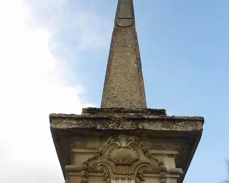 PXL001 ...Une hypothèse plus récente soutient que le Seigneur de St-Vrain aurait voulu décorer un endroit particulièrement beau de son domaine.