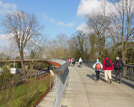 PXL021 Passerelle des Gallicourts à Rueil, en acier auto-patinable se transformant progressivement en ocre rouge brun
