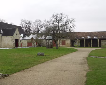 PXL011 Les granges de Port-Royal et au centre de la cour le puits dit de Pascal