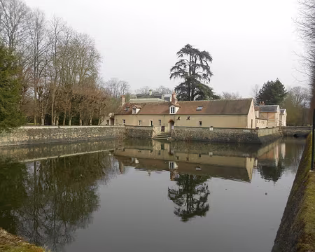 PXL004z1325 Les douves du Château des Marmousets...
