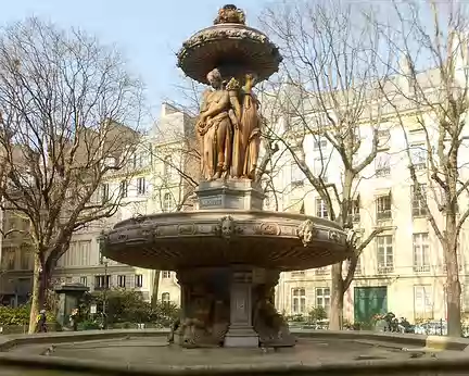 PXL057 Square Louvois orné d'une fontaine, érigée en 1844, aux sculptures symbolisant la Loire, la Garonne, la Seine et la Saône.