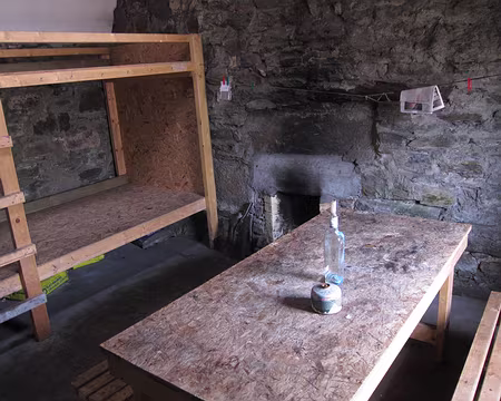 PXL099 Le 'bothy' de Camban abrite notre déjeuner