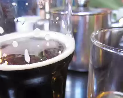 PXL215 Guinness, thé et whisky au pub de Sligachan