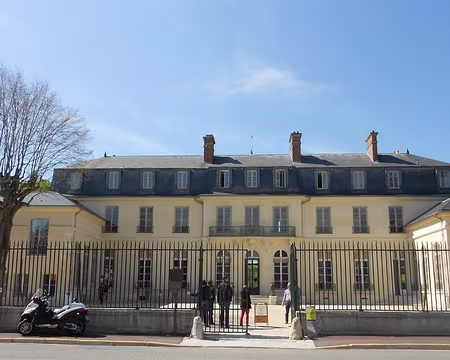 PXL014 Château Chanorier, Croissy, présentant une exposition sur la vie locale