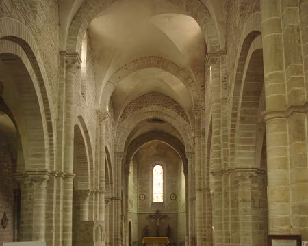 L'intérieur de l'église de Pontaubert L'intérieur de l'église de Pontaubert