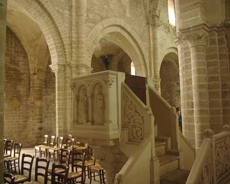 L'intérieur de l'église de Pontaubert L'intérieur de l'église de Pontaubert