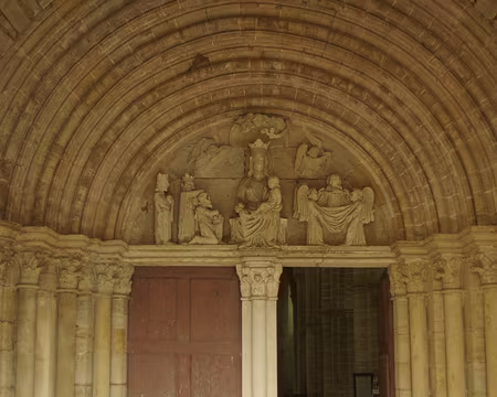 Le portail ouest de l'église de Pontaubert Le portail ouest de l'église de Pontaubert