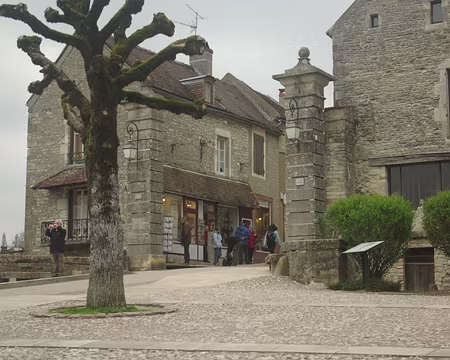Vézelay (le début de la grande rue pavée) Vézelay (le début de la grande rue pavée)