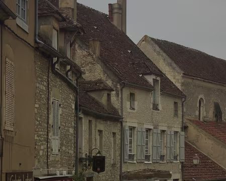 Vézelay (la grande rue pavée) Vézelay (la grande rue pavée)