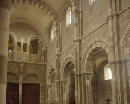 Vézelay (basilique Sainte-Marie-Madeleine, la nef) Vézelay (basilique Sainte-Marie-Madeleine, la nef)