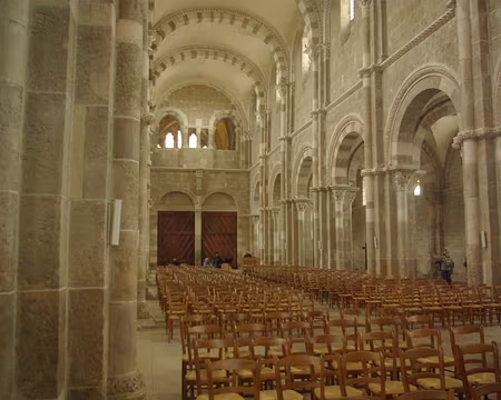 Vézelay (basilique Sainte-Marie-Madeleine, la nef) Vézelay (basilique Sainte-Marie-Madeleine, la nef)
