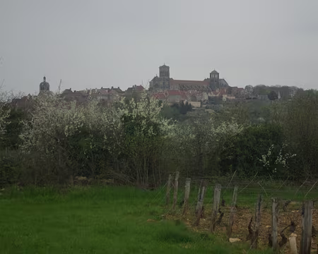 Vézelay : vue d'ensemble de la ville par un matin brumeux... Vézelay : vue d'ensemble de la ville par un matin brumeux...