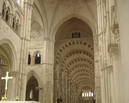 Vézelay : basilique Sainte-Marie-Madeleine (la nef vue du chœur) Vézelay : basilique Sainte-Marie-Madeleine (la nef vue du chœur)
