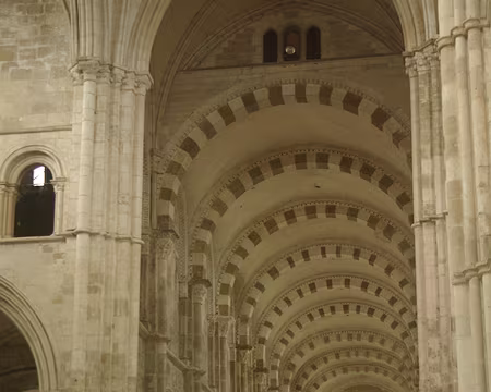 Vézelay : basilique Sainte-Marie-Madeleine (la nef vue du chœur) Vézelay : basilique Sainte-Marie-Madeleine (la nef vue du chœur)