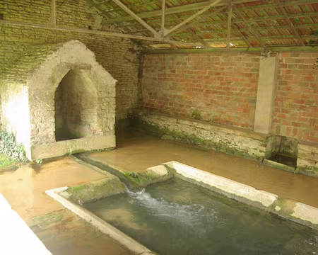 Ancien lavoir à Asquins Ancien lavoir à Asquins
