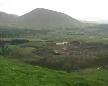 Le puy de Côme vu du puy Chopine Le puy de Côme vu du puy Chopine