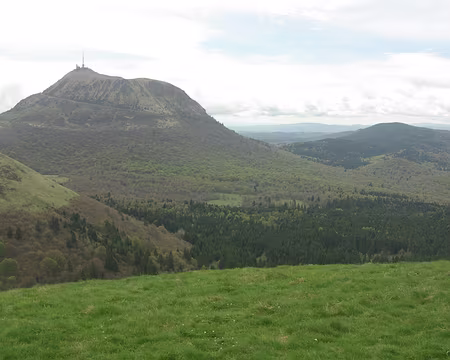 Le puy de Dôme vu du puy de Côme Le puy de Dôme vu du puy de Côme