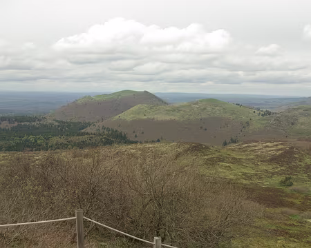 Derrière, le puy de Côme de tout à l'heure Derrière, le puy de Côme de tout à l'heure