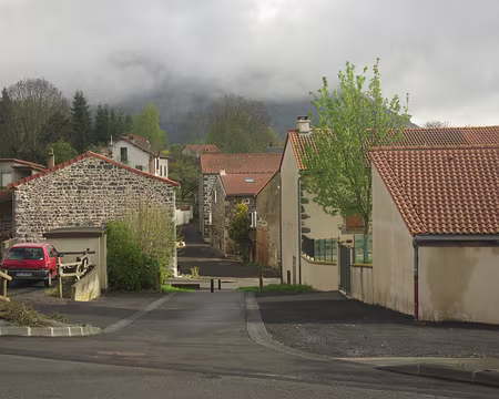 Laschamps (le puy de Dôme est dans les nuages) Laschamps (le puy de Dôme est dans les nuages)