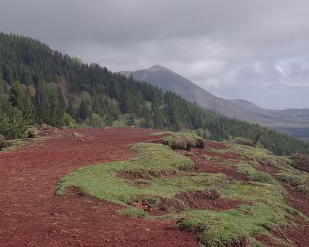 Le puy de Dôme vu depuis celui de Lassolas Le puy de Dôme vu depuis celui de Lassolas
