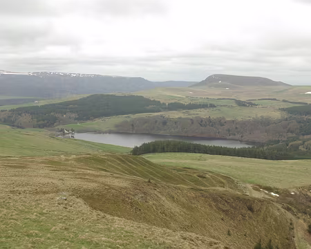 Le lac de Guéry vu du puy de Combe Perret Le lac de Guéry vu du puy de Combe Perret