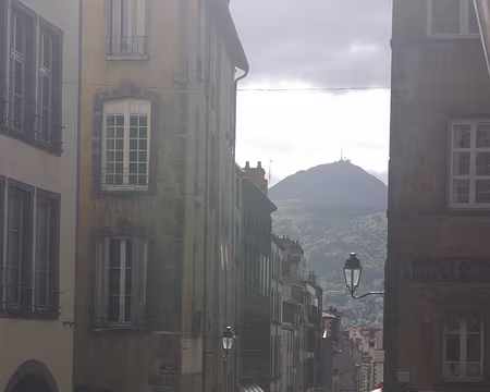 La rue Saint-Dominique en perspective sur le puy de Dôme La rue Saint-Dominique en perspective sur le puy de Dôme