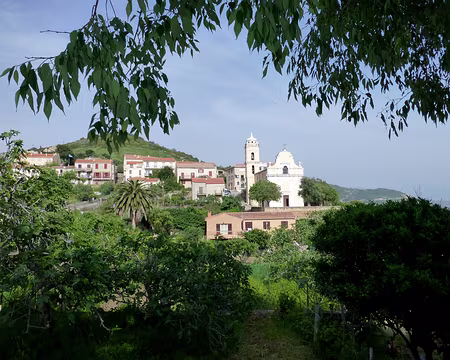 PXL011 Une des deux églises de Cargèse !