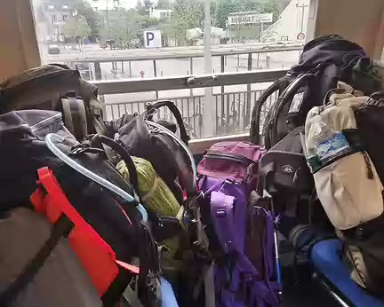 07 Les sacs se prélassent dans le train du retour.