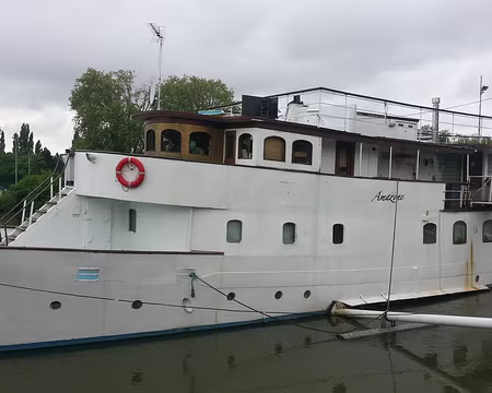 PXL003 L'amazone est calme ce matin