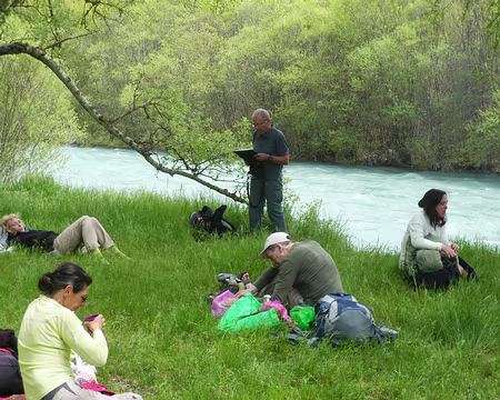 PXL051 Pause déjeuner près du camping de Castellane. Visiblement le Verdon est encore en crue.