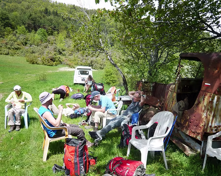 PXL061 Pause déjeuner. Apparemment un bric-à-brac de chasseurs.