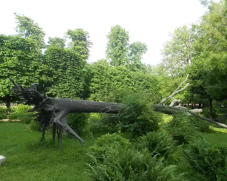 PXL008 L'Arbre des Voyelles (1999), en bronze patiné, oeuvre de G. Penone.