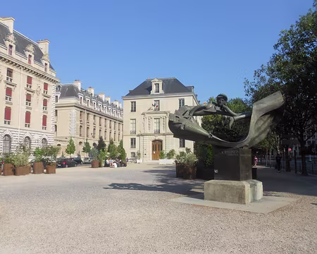 PXL000 Caserne des Célestins édifiée en 1892 à l'emplacement du couvent des Célestins construit sous François 1er. Elle est le quartier de la cavalerie de la Garde...