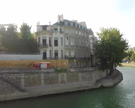 PXL001 Hôtel Lambert bâti en 1640 par Le Vau et décoré par Charles Le Brun, fut la proie des flammes le mercredi 10 juillet 13