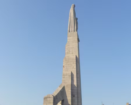 PXL008 Statue de Sainte-Geneviève, patronne de Paris, surmontant le Pont de la Tournelle (1928)