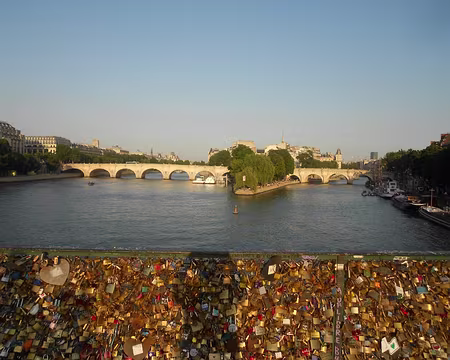 PXL028 Les cadenas du Pont des Arts et le Pont Neuf