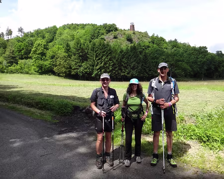 PXL001 Nous partons à 12h15 ; Heinrick, Iliette et René. En arrière-plan, le bûcher du feu de la Saint-Jean de Saint-Amarin.