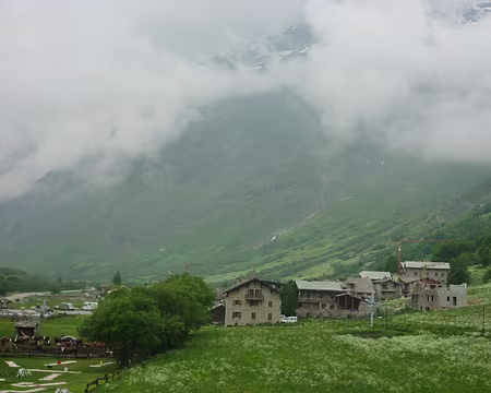 PXL000 Arrivée brumeuse en Maurienne : ce car a bien failli être annulé : à 1 voix près !