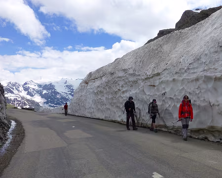 PXL015 Murs de neige de 5 ou 6 mètres de haut sur la route du Col de l'Iseran