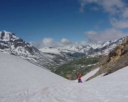 PXL076 Le Torrent de Roche Blanche ne passe pas : ponts de neige instables et trop d'eau, au fond le vallon de la Femma.
