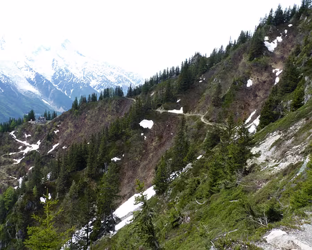 PXL009 Le balcon serpente entre les neiges résiduelles