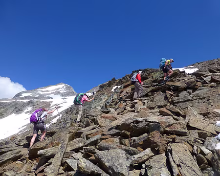 PXL146 Une arête de pierres de plus en plus grosses pour rejoindre le sommet en arrière plan.