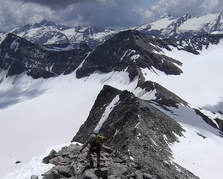 DSCF5096 Les suivants arrivent, sur la longue crète en éboulis