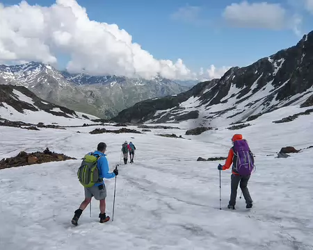 PXL107 Une très longue descente dans la neige.