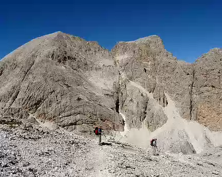 PXL092 J5 - En route vers le refuge Micheluzzi : 2 randonneurs dans un désert minéral