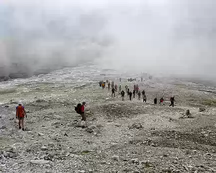 PXL125 J7 - Vers le refuge Boè : Randonneurs venant du Pic Boè assez touristique