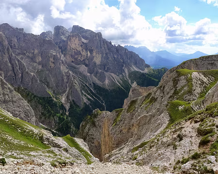 PXL011 Le plateau est bordé de falaises très abruptes.